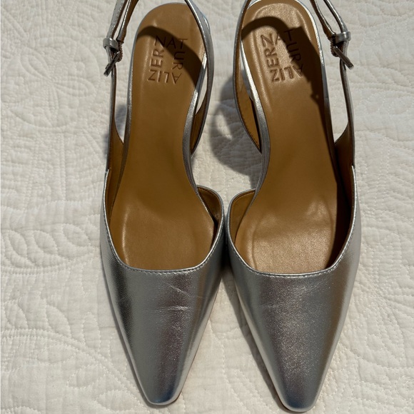 Naturalizer Silver size 8 Slingbacks in EUC - Picture 5 of 7